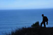 Admirando o oceano na trilha do Kalalau, na Na'Pali Coast, costa norte do Kauai, no Havaí